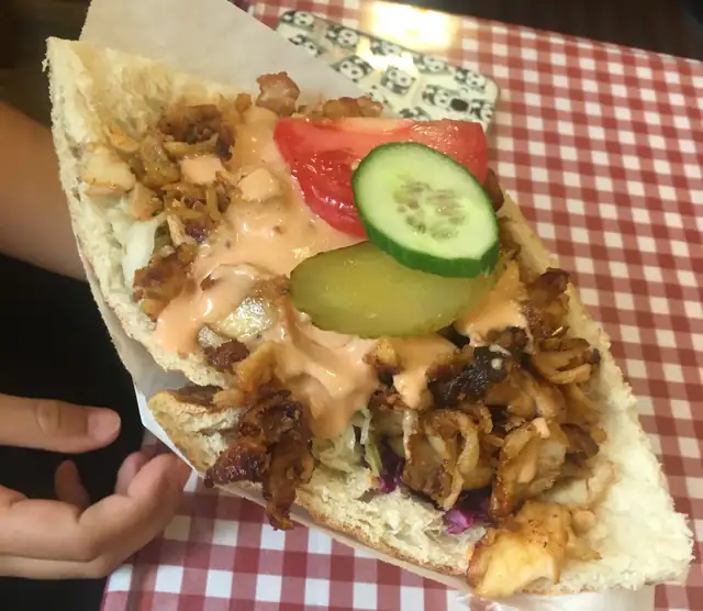 Kebab z surówkami i ogórkiem w chrupiącym placku
