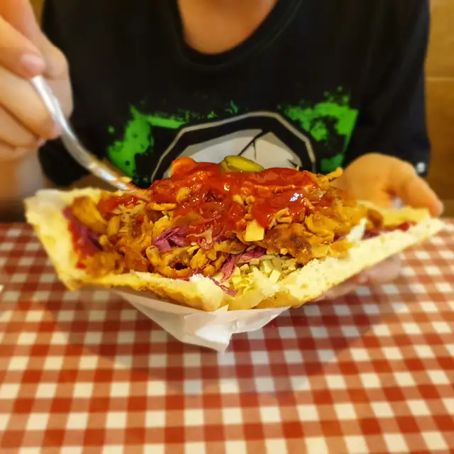 Frytas: kebab z frytkami i sosami na papierowej tacce