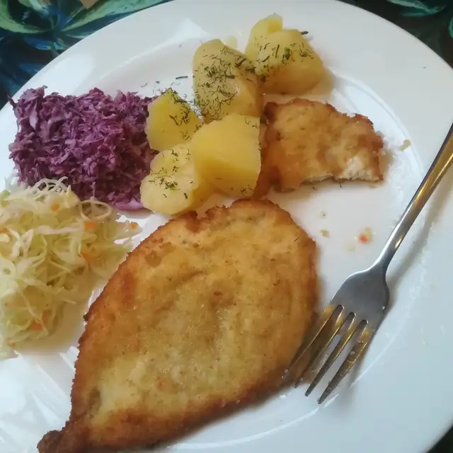 Kotlet schabowy z ziemniakami z koperkiem, kiszoną kapustą i czerwoną kapustą